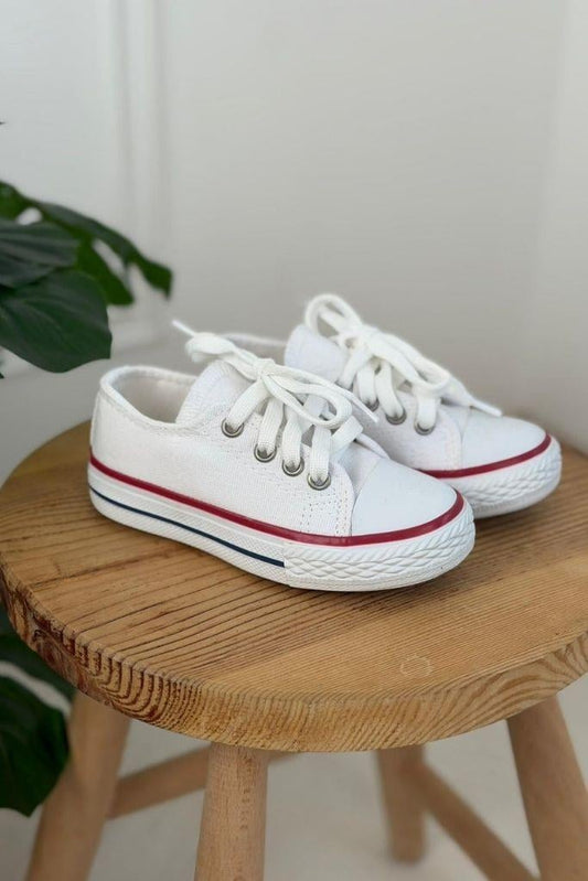White canvas kids’ sneaker