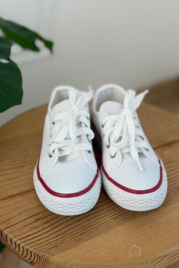 White canvas kids’ sneaker