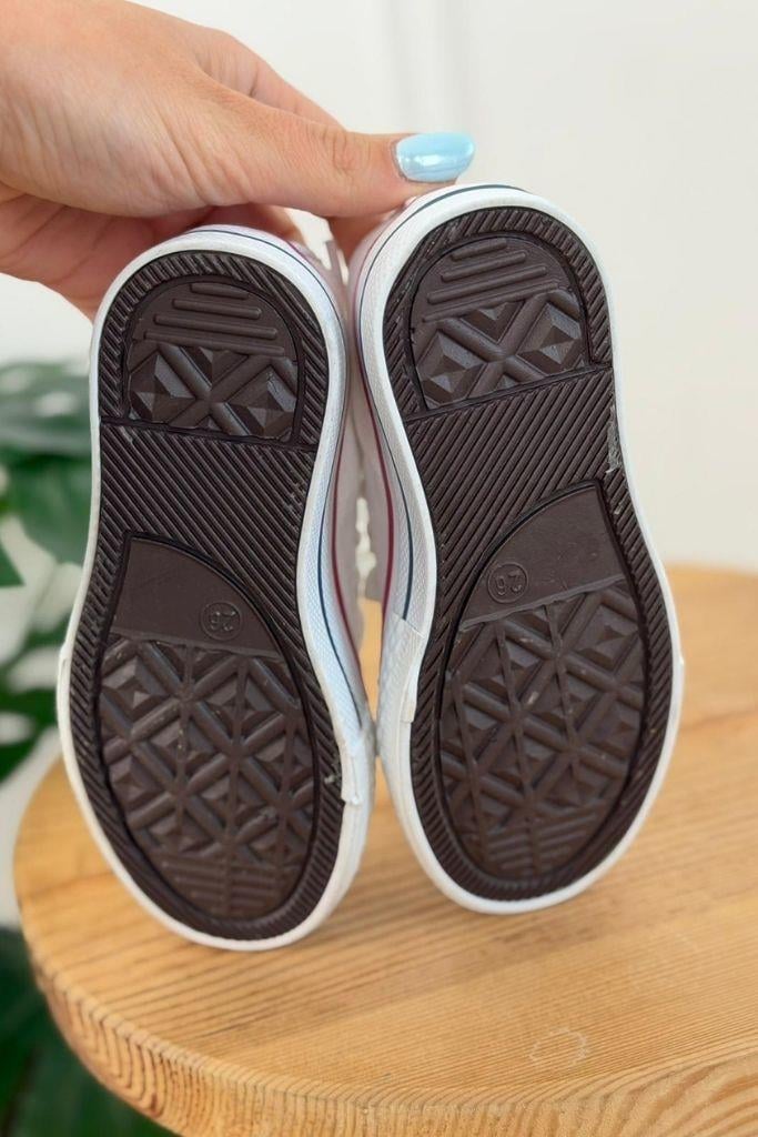 White canvas kids’ sneaker